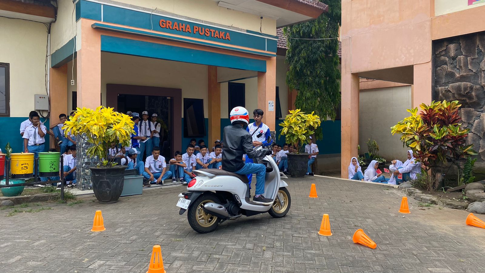 Jaga Emosi Dan Tetap #Cari_Aman Berkendara Saat Berangkat dan Pulang Sekolah